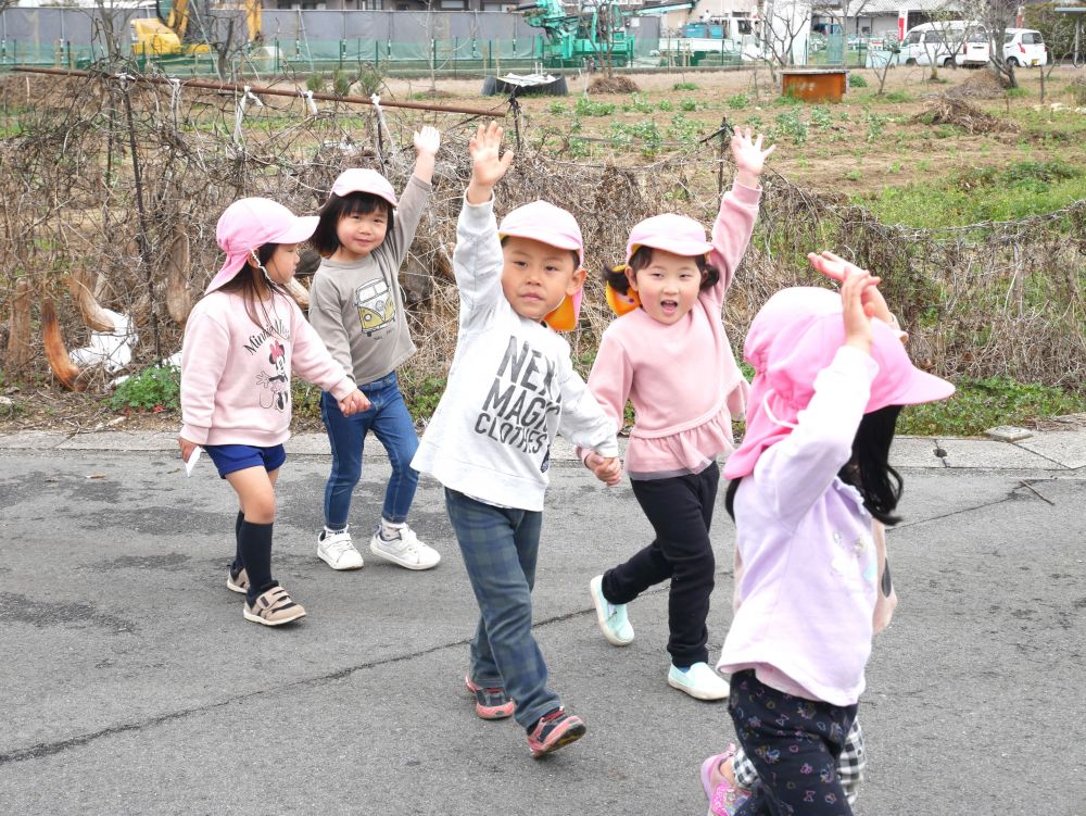 今日はゾウ組さんのマラソンコースを
みんなで一緒にお散歩することに♡
道路を渡るときは手を挙げて歩く
道路の端っこを歩く
日々のお散歩やマラソンをする中で
自然と身についてきました