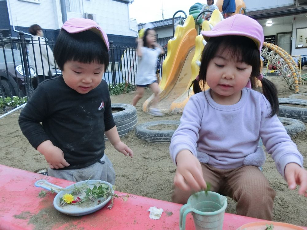 「もう少しあったかくなったらいっぱい虫がでてくるね」と

春の訪れを感じているリス組さんでした🌸