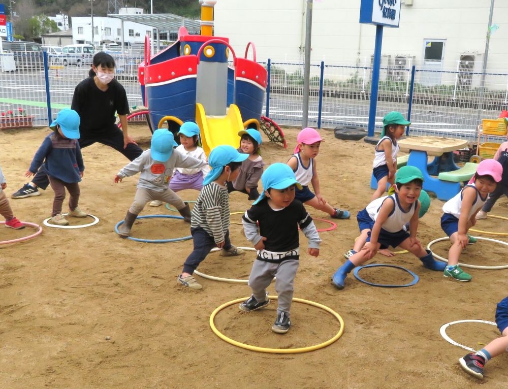 マラソン前の体操🎵

♪ちょっとだけ　ひらく
　　　ひらく・・・ひらく・・・・♪