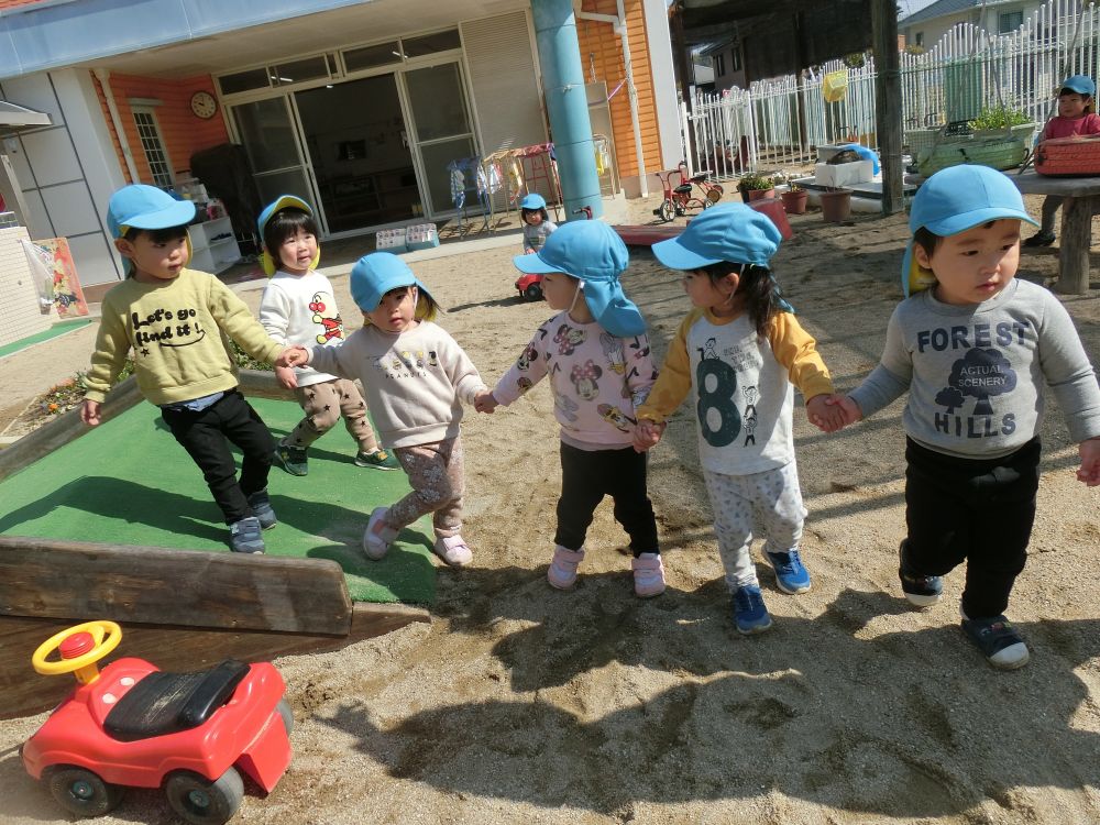 友だちと遊ぶ中で楽しい経験をし、関わりが育まれている
ヒヨコ組さん♡
始めは3人で手を繋いで砂山を登ったり降りたり…
隣の友だちの様子を見ながらゆっくりゆっくり進んでいきます。