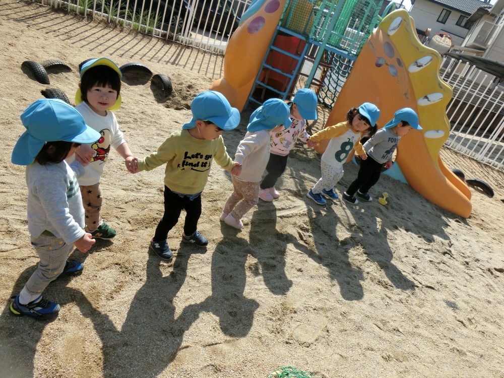 1人増え2人増え…
その様子を見て、
「手をつなごう~みんなで手をつなごう~♪」
と歌うと長い長い電車のようになりました♡