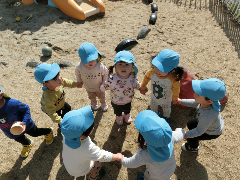 以前は先生が一緒に手を繋いで、まるい輪っかになったけど
子どもたちだけで最後は輪になって
「ほーらほーらおおきなおなべができました~♪」
と歌って完成です!
