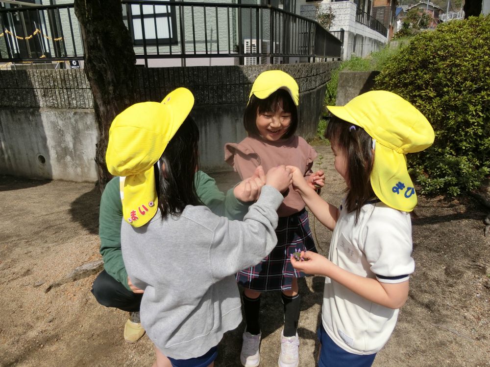 暖かくなってきましたね♪
皆が大好きな川上公園へ散歩に行きました。

春の草花”ホトケノザ”を発見したMちゃん
「このお花すったらおいしいんよ♡」
「ほんまじゃ！蜂蜜の味がする♪」
「みんなで食べよう～！かんぱ～い！！」


