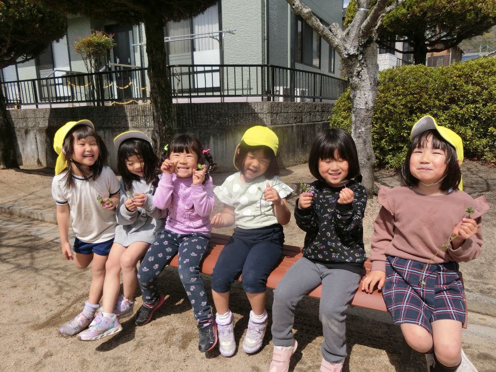 近くにいた子も集まってきて女子会がひらかれました♡

花がなくなると
「おかわりくださ～い」と
新しい花を摘みに☆