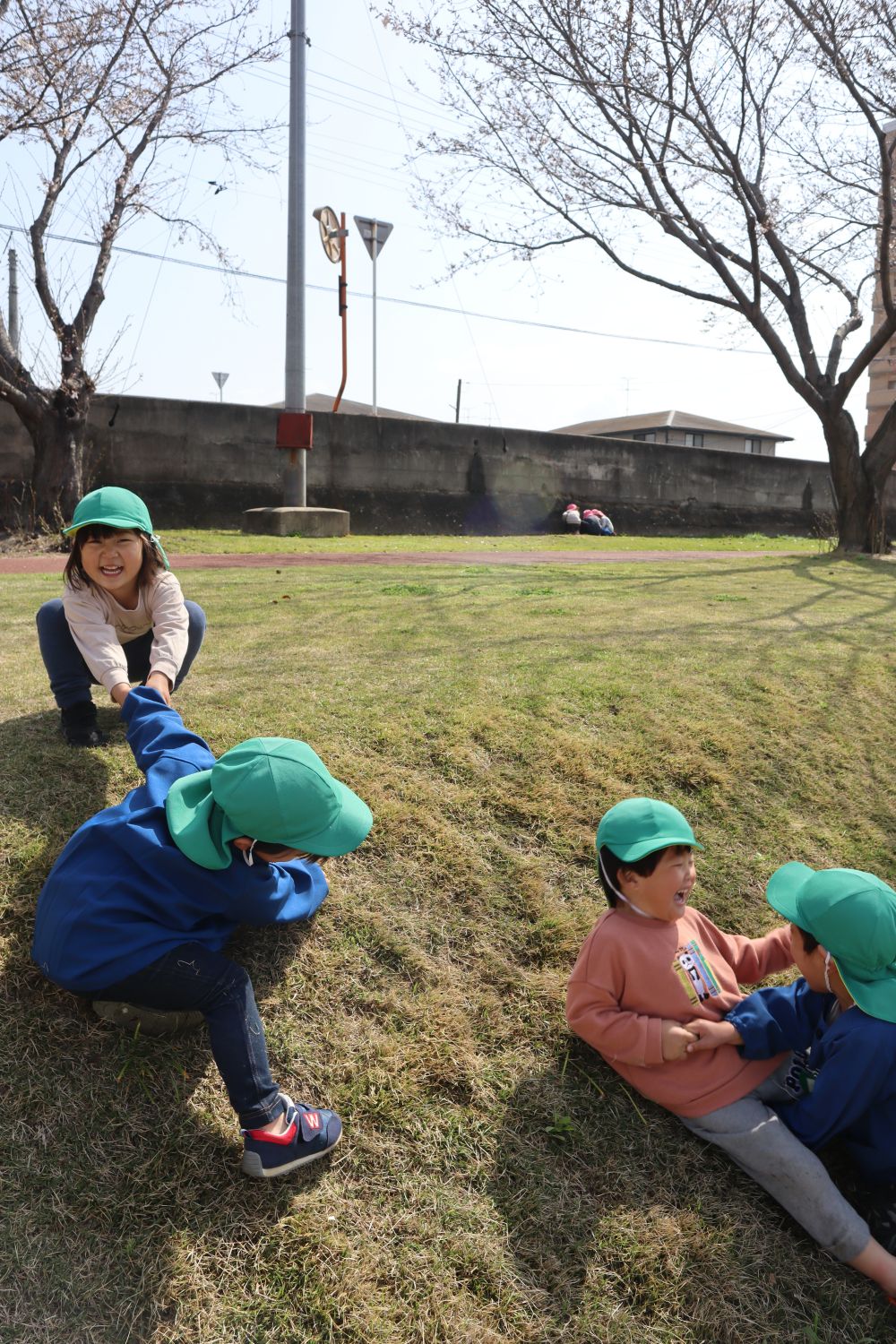 ここには、とっても楽しい場所が・・・
遊具があって、公園も楽しいけど、
自然の中でも楽しいことがいっぱい☆

坂になっているのに気づいて・・・
友達と一緒に楽しむ！！

「助けて～！」と、Kくん！
助けるYちゃん！！

RくんとＩくんは、
お互いに助けようと、手を取り合った瞬間に・・・

「ひゃー！！！」と、２人一緒に滑り落ちていしまいました(笑)
２人で笑い合ってとってもかわいい姿でした♡
