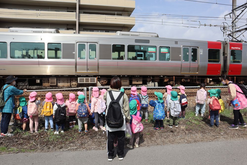 帰り道、踏切の音が・・・

「何色かね？」　「黄色じゃない？」
「貨物列車じゃない？」
楽しい会話が聞こえてきます♪

「赤色じゃー！！」
「レッドウィングって書いてあるよ」と、教えてもらって、
「かっこいいねー☆」
と、間近で見る電車に大興奮のみんな！！