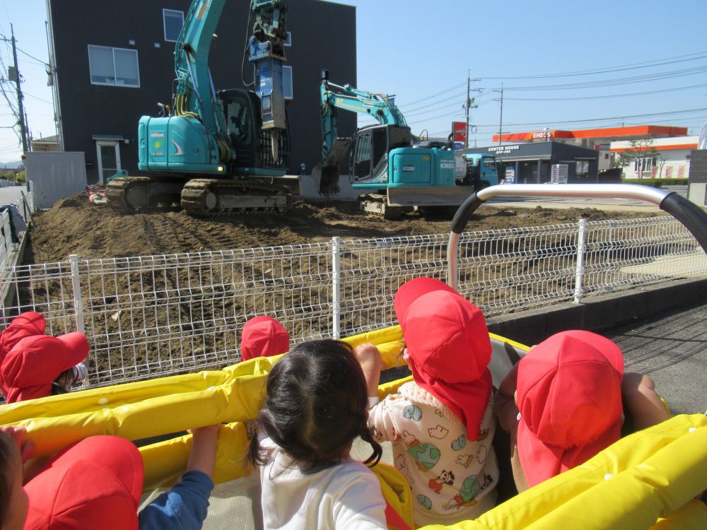 春の気持ちいい天気の中、東尾道公園にお散歩に出かけました
「お散歩行く？」と聞くと、「はい！！」とニコニコのウサギ組さん、園庭のお兄ちゃんお姉ちゃん達に手を振り出発！！

園を出てすぐに見つけたショベルカー！！大きな音にビックリしながらも目が離せないウサギ組さん、公園に着くまでも発見がいっぱいです！！