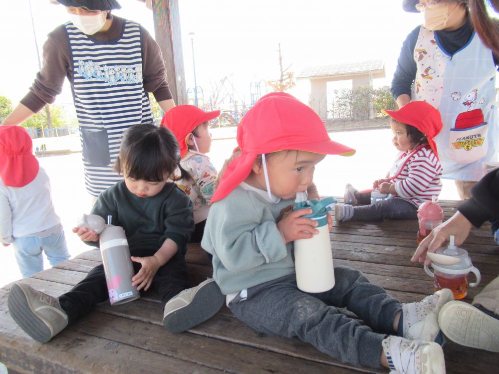 公園について、気持ちいい東屋で一休憩
お茶を飲みながらも周りが気になるウサギ組さん
目の前の新しい遊具に目を輝かしています
完成が楽しみです！