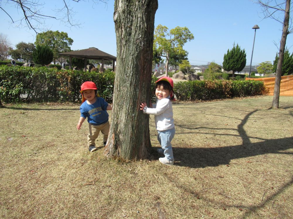 木にかくれたSちゃんとKちゃん
いないいないばあっ！と出てきてニッコリ♪
色んな遊びを見つけています