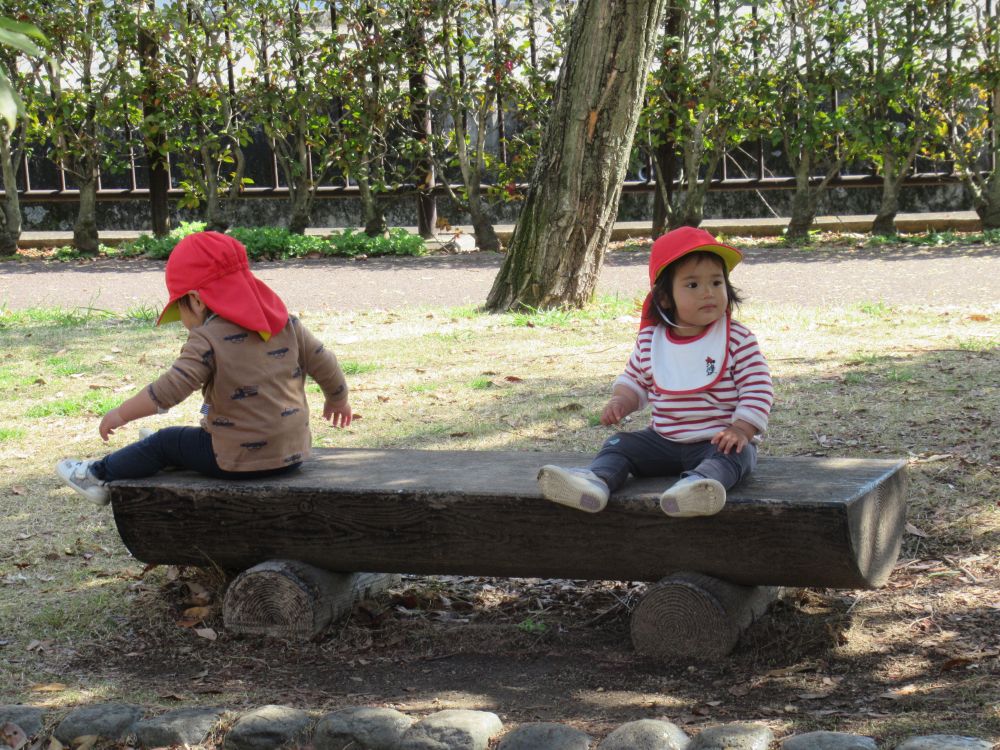 公園で疲れたらベンチで一休み、木陰はきもちいいね！