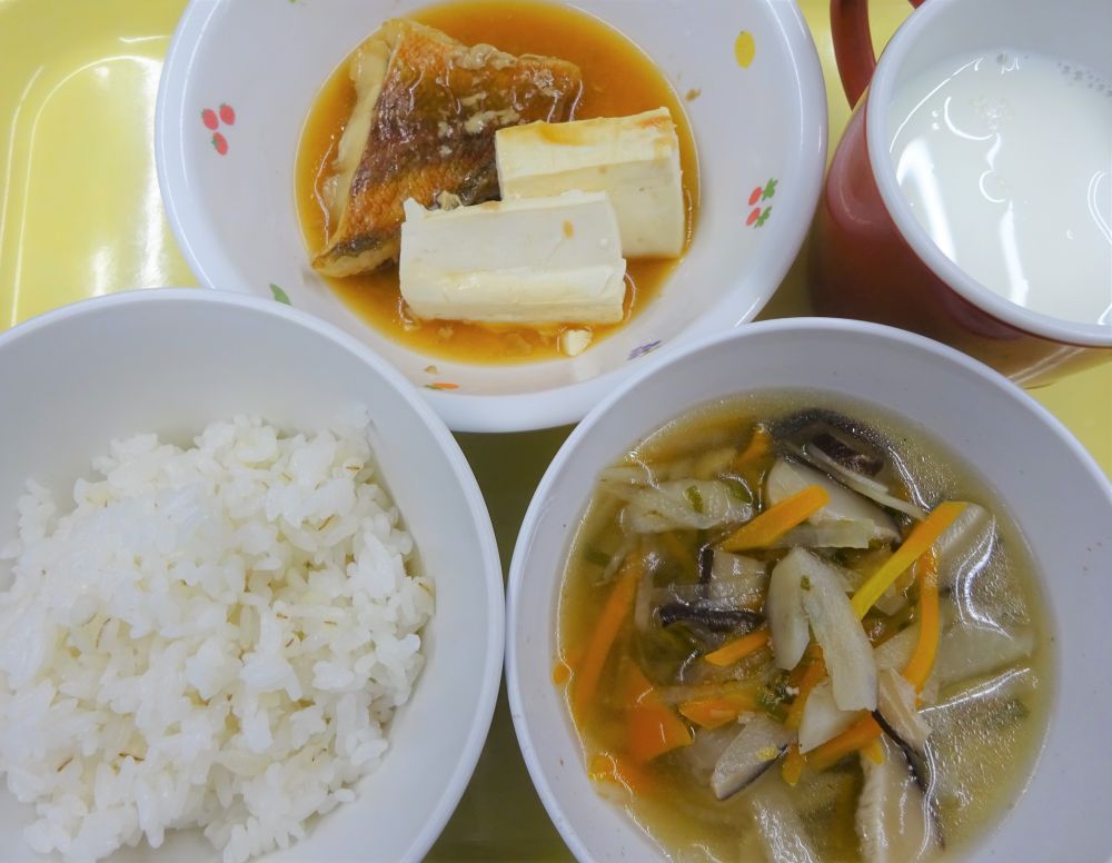 麦ご飯

赤魚の煮付け

付け合わせ（豆腐）

沢煮椀

牛乳