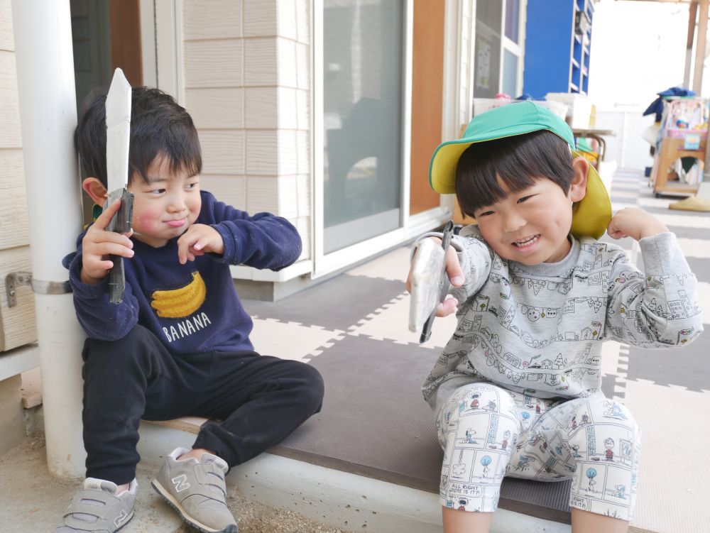 すいみい保育園から来てくれた友達が増えて
より一層賑やかになり笑顔溢れる毎日を過ごしている緑帽子のリス組さん♡
それぞれの子が好きな遊びを見つけ楽しむ姿がみられます

戦いごっこが好きな様子のAくんとNくん
剣を見つけて変身のポーズを決めたり・・・戦ったり・・・
『おもしろいね～』と二人で笑い合っています
