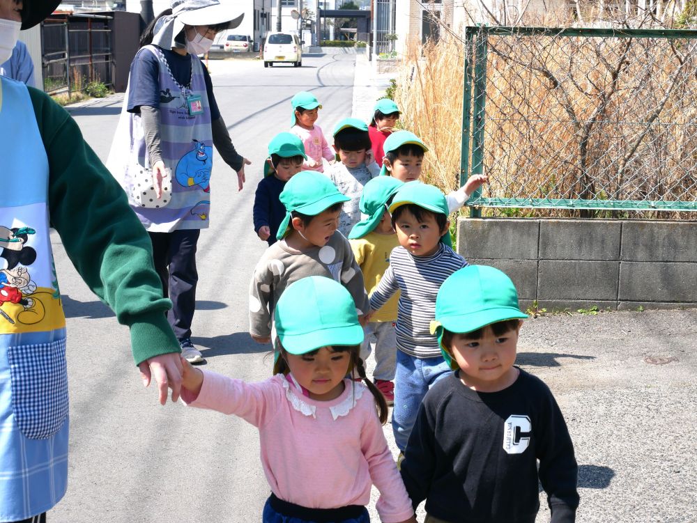 リス組さんになって初めてのお散歩
友達と手を繋いで行ってきまーす♪
今日はリス組のマラソンコースを歩いてみました
