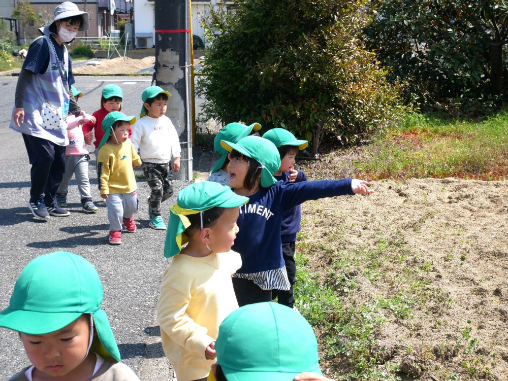 『ここは何？』
『工事中かな～？』
楽しいこと・・・面白いこと・・・嬉しいこと・・・
色々な発見を子どもたちと一緒に喜び共感し楽しんでいきたいと思います