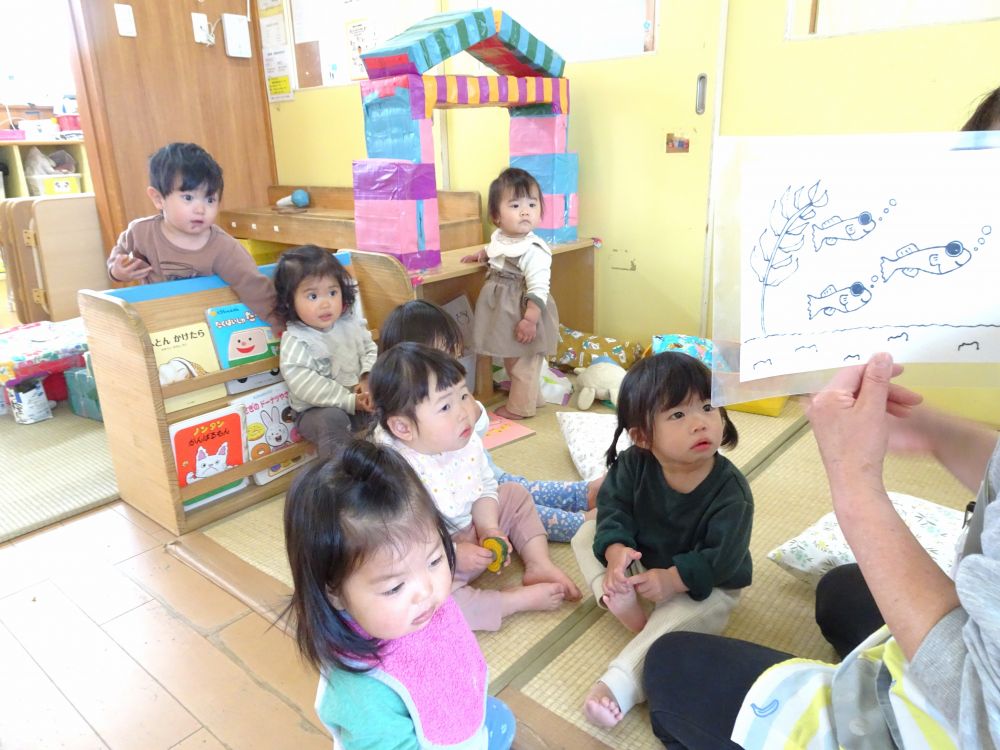 歌うことも大好き！
　「ちょうちょ！」
　「さかな！」
出てくる生き物に夢中になって、指差しをしたり、名前を言ってみたり・・・
めだかのがっこうやちょうちょなど春にぴったりの曲を
楽しみながら歌っています♡

これからもたくさん遊んで、みんなと一緒に楽しい時間を
過ごしていきたいとい思います♡