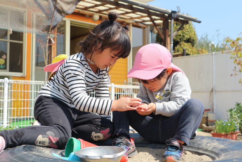 「Kくんね、一番ヤスデが好きなんよ」
「みせて！」
「Mは、ミミズ見つけたよ」
友達と見つけた虫の観察を楽しむ♡

