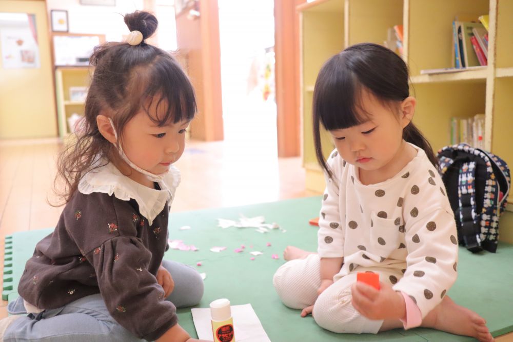 部屋ではおりがみで製作中！
ちぎって、貼って、描いて・・・
「これつかう？」
「じゅんばんこだよ」
Uちゃんは初めてのⅯちゃんにルールを教えてあげているようです♡
