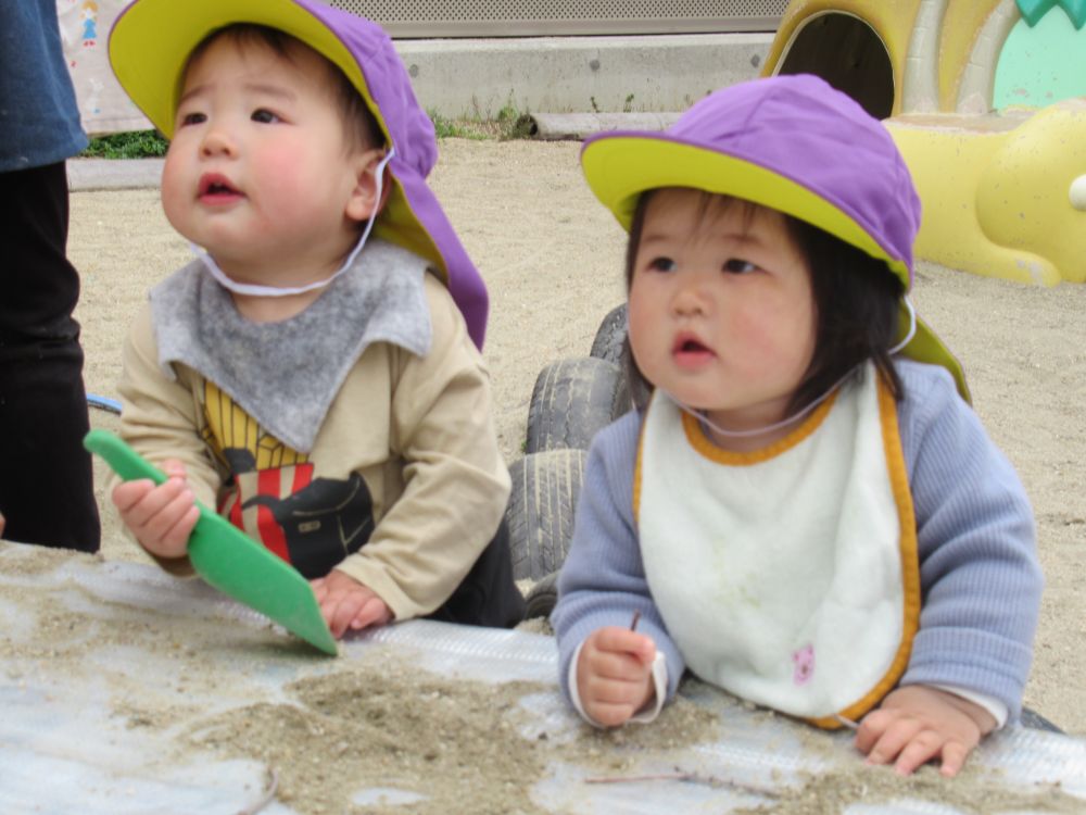 はじめまして～の声とともに、
ウサギ組さんにも新しい友達が初めての登園をしました

初日からかわいい笑顔をたくさん見せてくれている、NくんちHちゃん
園庭や部屋の中、いろいろなものに興味津々であっちへ行ったり、こっちへ行ったりと探索活動をたのしんでいます

いろいろな経験の中から、たくさんの『たのしい』『できた！』をみつけていこうね
