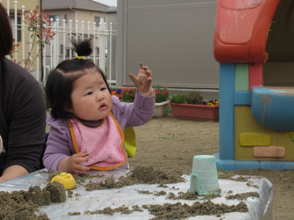 園庭でお砂遊びもしてみたよ
砂を触ったり、型抜きで作った砂のプリンを手で壊したり、手についた砂に感触をしっかりと感じています