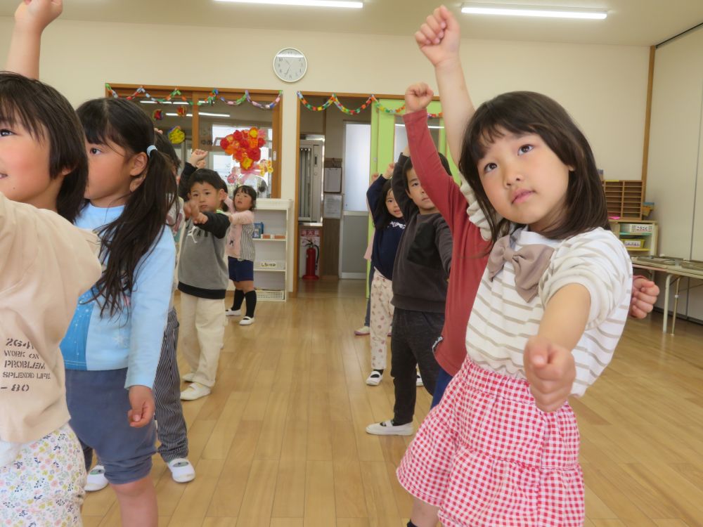 ３月に卒園した紫帽子のキリン組さんと
マラソン前に踊ったええじゃん♪
今年はみなと祭りに出られると聞き
とっても嬉しそうなみんな♡

キリン組さんになったらやりたい！！
と憧れの一つでもありました