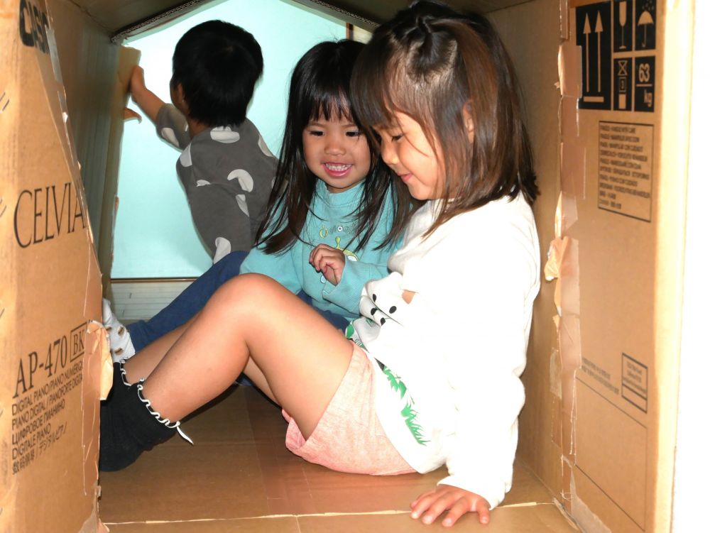 UちゃんとNちゃんは・・・
トンネルの中をまるで自分たちの部屋かのようにして遊んでいます
『ここいいね！』
『ここで寝よう？』
狭い場所って落ち着くよね♡
