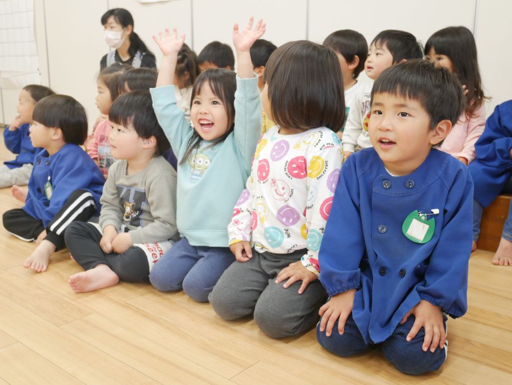 一日雨なので・・・
みんなでゆめはうすの探検に行くことに♡
『この部屋は誰の部屋かな？』
みんなの目は期待で輝いていました

ここはキリン組さんの部屋
みなとまつりの踊りを踊っていたので見せてもらうことに・・・
