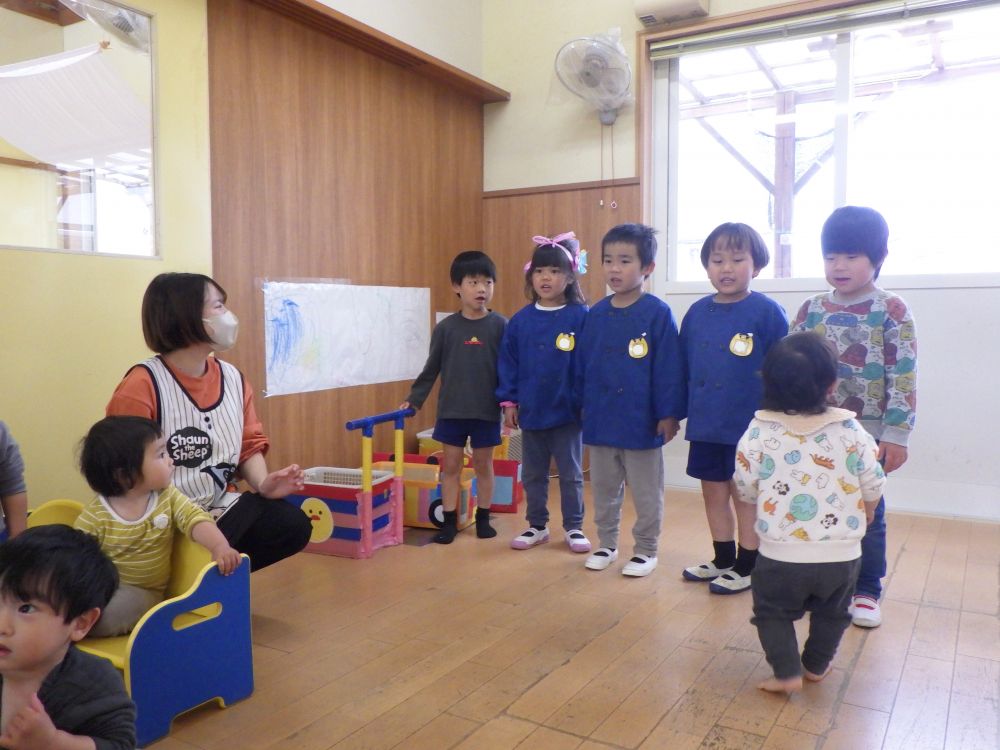 毎日カレンダーを見て
「ええじゃんいつだった？」
「まだよ！！日曜日」と待ち焦がれているみんな

今日は雨で園庭にも出られないので
小さいクラスの友達にも見てほしい！！と、
「何時からキリン組の部屋であるから見に来てね♪」
各クラスに分かれ伝えに行きました