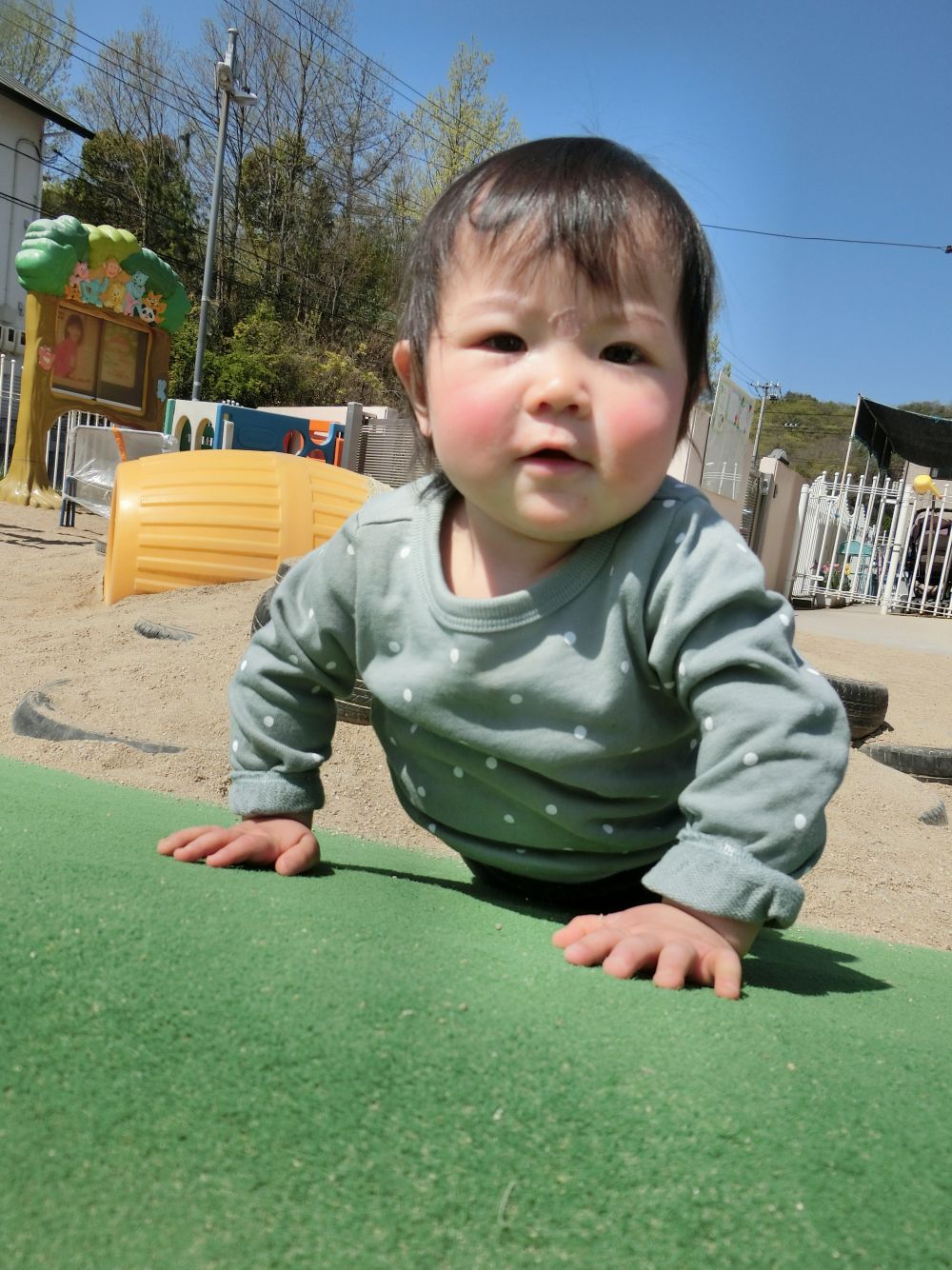 手をしっかりついて・・・
坂を登って行きます♪

元気いっぱい体を動かして遊ぶRちゃん♡