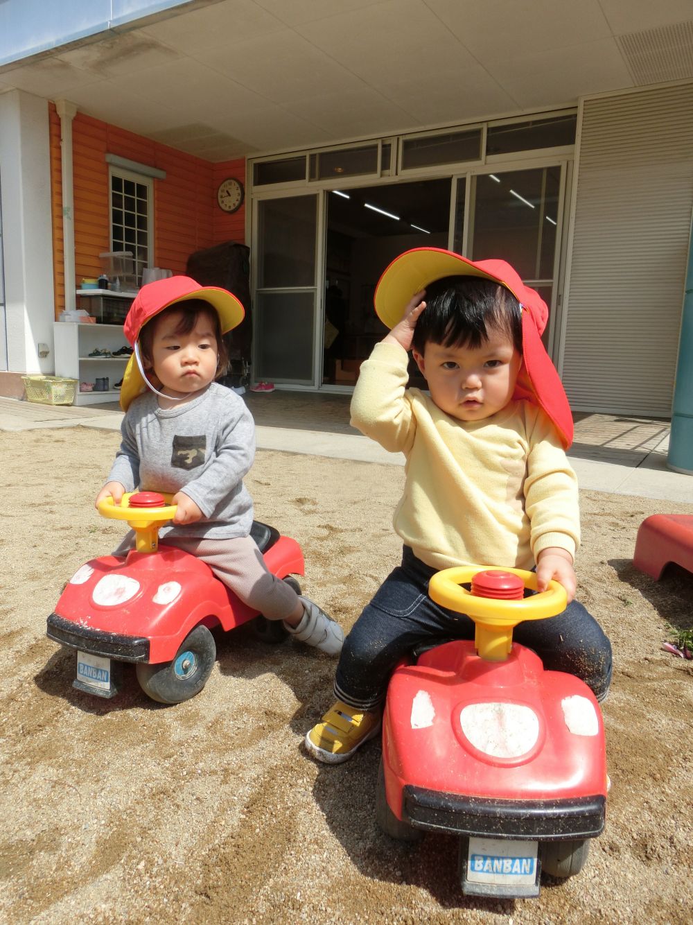 車を見つけて、
車の所まで駆け寄って行ったYくん♪

すると、車の仲間のNくんがやって来ました♪

これからいっぱい楽しく遊ぼうね♡