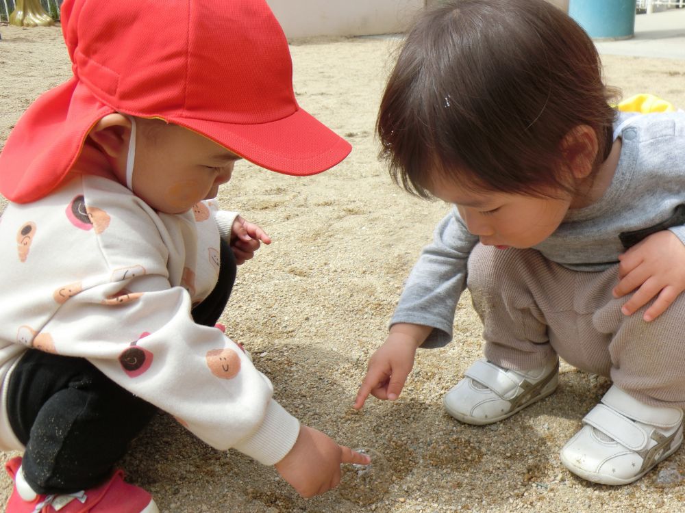 地面に落ちたシャボン玉を見つけたよ！！

そーっと触ってみるRちゃん。
割れた後、とっても不思議そうな顔をしていました♪

