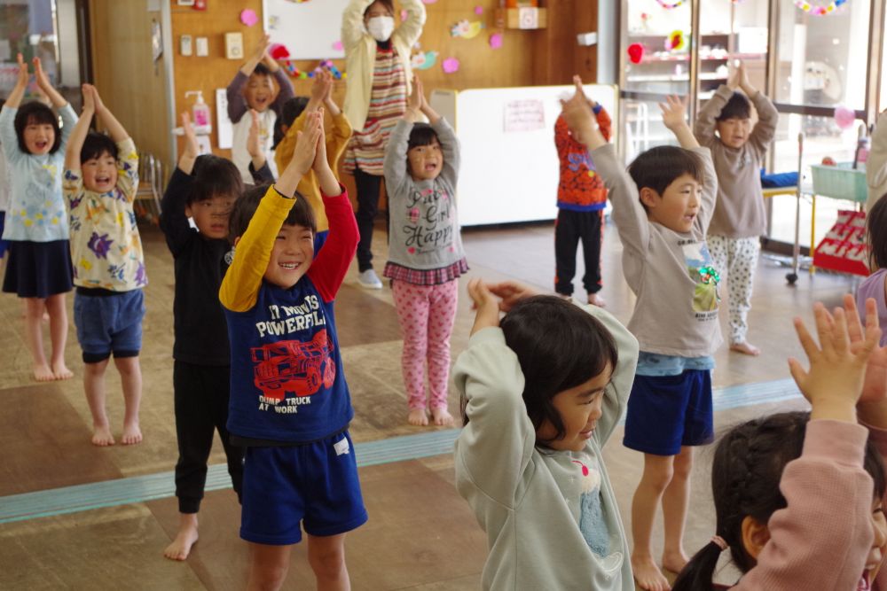 みんなでタイミングを合わせるのはちょっと難しいけど、
どんどん踊りを覚えてきたら、楽しくなってきたよ♪

Kくんの笑顔とってもいいね♪