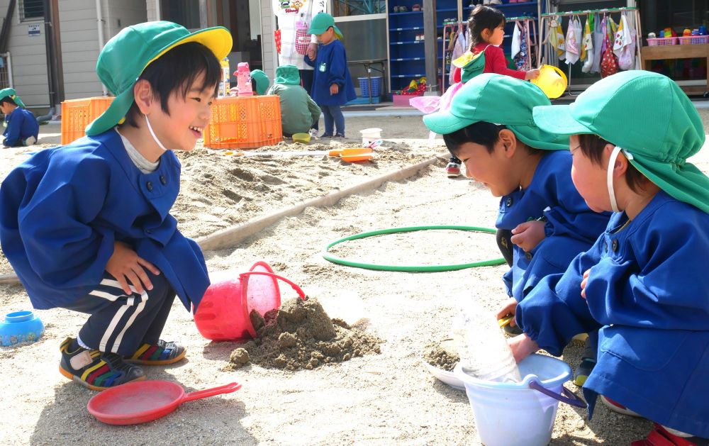 『ぱかっ！！』
バケツをひっくり返してホットケーキを作ったSくん
『ちょっと失敗しちゃったけど食べてみて？』
すると・・・
『でもこのホットケーキ美味しそう♡』
友達がそう言ってくれて嬉しいSくん
思わず笑みがこぼれます♡