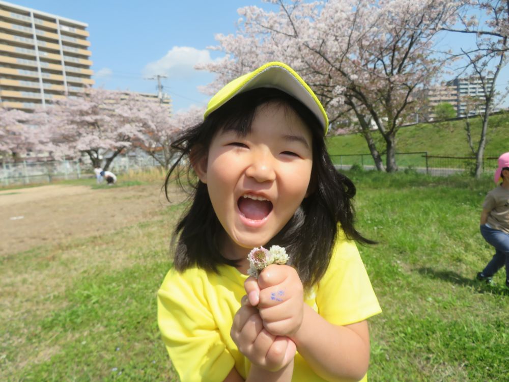 シニアカフェの広場まで散歩に行き、たくさんの春を見つけました！


広場には草や花がたくさん！

「白いお花をつなげたい！」
「シロツメクサっていうんだよ」

花を集めた友達が冠や腕輪を作っている様子を見て
「私もしたい！」とみんなで作ってみることに・・・

「もうないよー！」「あ、こっちにまだ咲いてた！」
友達と楽しそうに話しながらたくさんの花を集めていました

友達に教えてもらいながら冠を作る姿はとても真剣・・・
一生懸命つくった冠　とてもいい笑顔でした！
