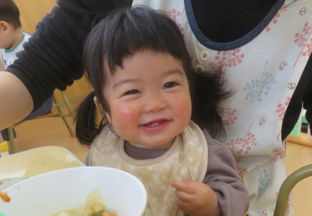 ケチャップを口の周りにつけながら食べたり
大きな口で食べている子がいたり、あっという間に完食！
「おかわりください」の声もよく聞こえてきました。

赤飯もよく食べており、小豆を探して食べている子もいたりといつもと違うごはんを楽しんでいるようでした。

「先生見てて！」とおいしそうに食べる様子を見せてくれる子も♡
「おいしーーーい！」の一言や笑顔に癒されます♡