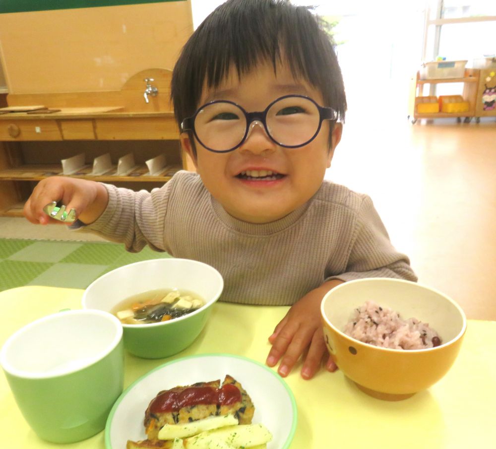 安心・安全に食べられるよう毎日給食やおやつを作っていきます！

苦手なものも少しずつ食べられるようになっていけるよう献立も考えていきますね😊

みんなの笑顔がたくさんみれますように♡