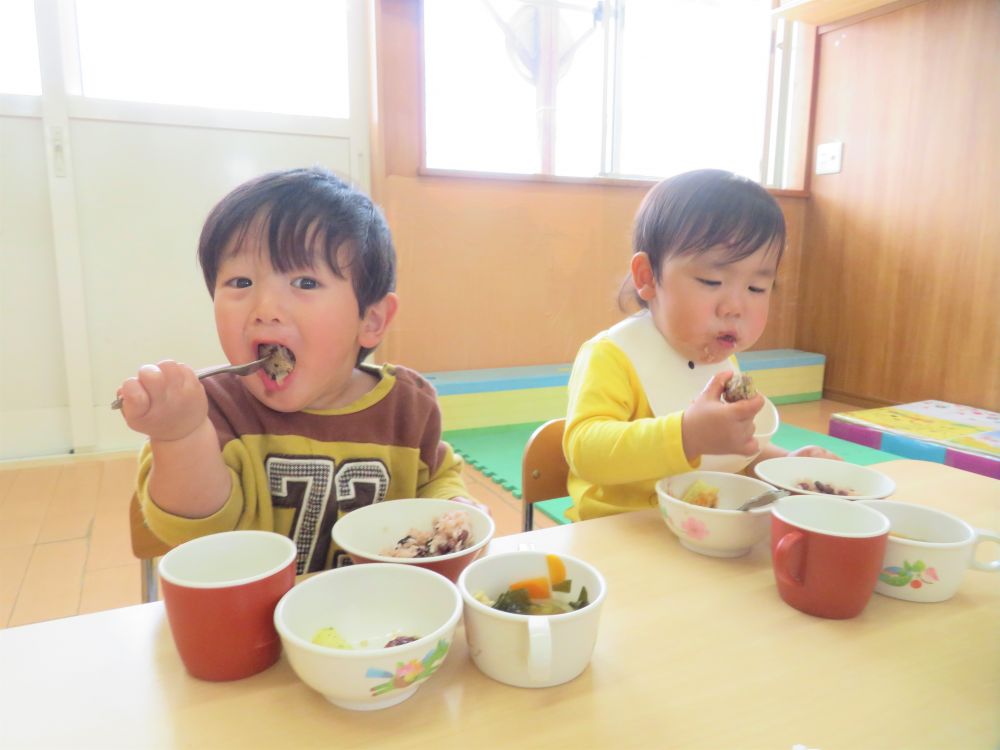 〈1歳児〉
ヒヨコ組さんも、大きな口で進んで食べてくれていました♪
上手にフォークで食べている子もいますが、まだまだ手づかみ食べもします♡
子ども達の「自分で食べる！」という意欲を大切にして、見守っていきたいです。