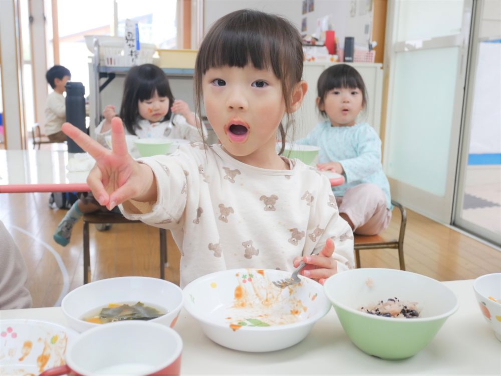 〈３歳児〉
リス組さんでもハンバーグは大人気♡
大きな一口で頬張って、「おいしい～」と大喜び♪
しっかりもぐもぐして、おいしい味をかみしめます。
一番先に完食してピースサイン☆
口の周りのケチャップが、勢いの良さを物語っています♡

今年度も給食室では、旬の食べものや季節の行事を取り入れた、安全でおいしい食事を提供していきたいと考えています。
楽しい食育も、子ども達と考えていけたらいいな♡