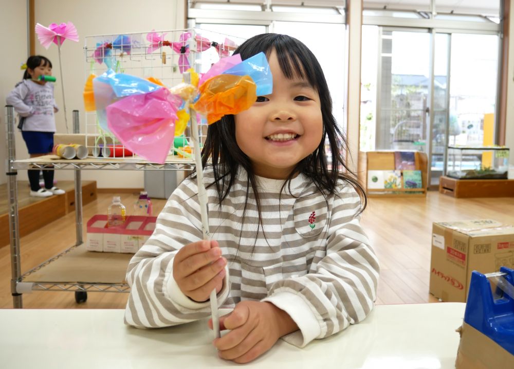 はーっ、、、と息を吐き満面の笑みで「できた♡」
自分で作ったステッキは、より一層嬉しい
みんなに見てほしくて友達に自慢♪