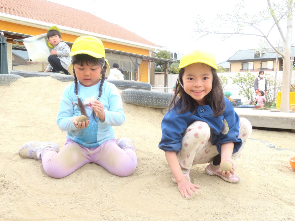 「三回も壊れちゃったけど大丈夫」
何度も繰り返す

壊れたり…作ったり…
崩したり…水で溶かしたりを繰り返す中で
どれくらい水を加えたらいいのか
次はどれくらいの大きさにしようか
想像力を膨らませ作っています