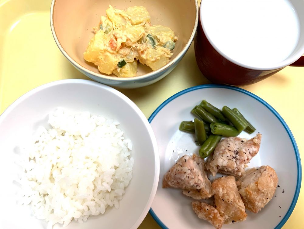 ご飯

赤しそからあげ

いんげんのソテー

カレーポテトサラダ（ツナ）

牛乳