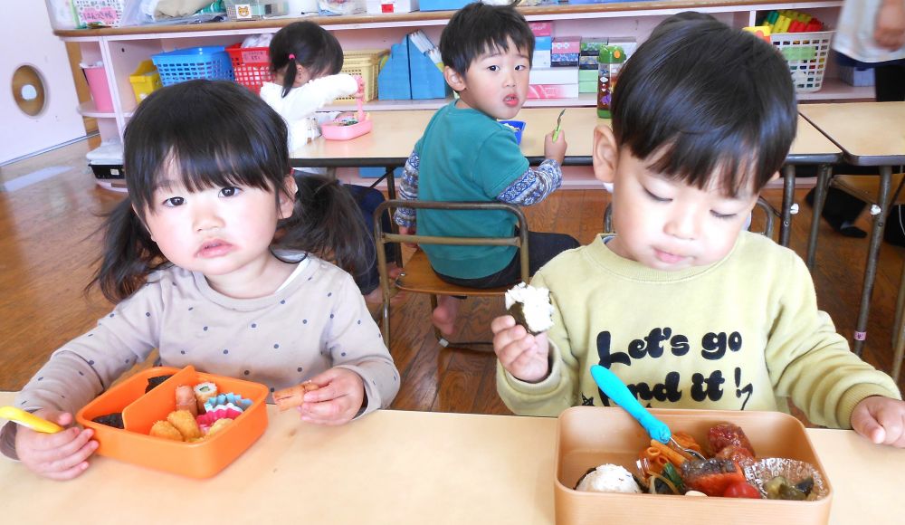 今日は入園進級して初めてのお弁当の日です。

みんな朝からワクワクした様子♪

何が入っているのかな？
さそっくいただきます！

クマ組さんは、「おいしい！」と嬉しそうな声が聞こえました。