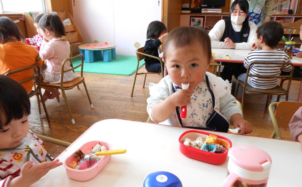 ひよこ組さんも、大好きなものからパクパク食べています。