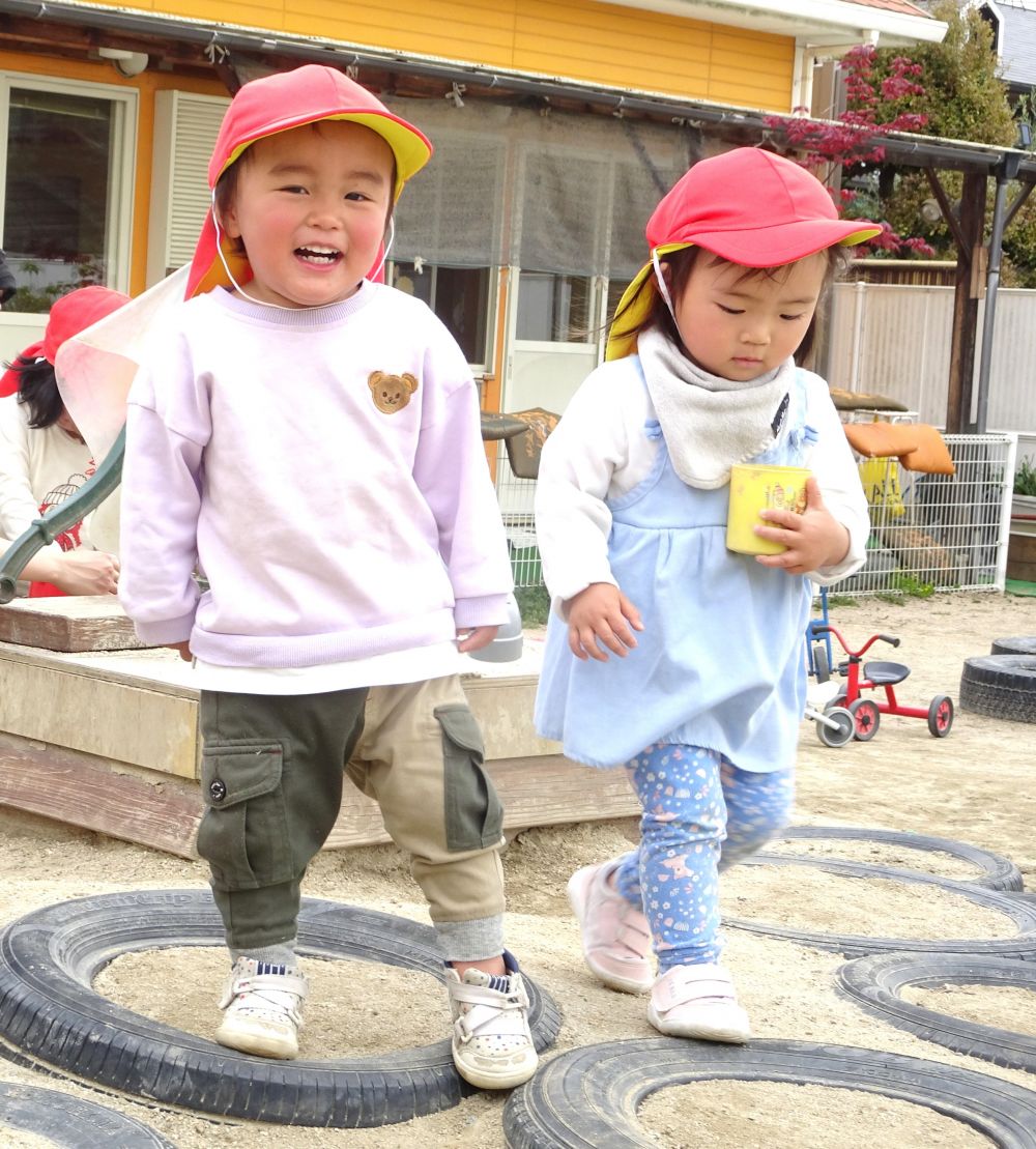 今日はお弁当の日♪
お弁当を楽しみにしながら、外遊び！
「こっちの外にでてみる？」ときくと、みんなルンルンで準備してレッツゴー！



山場に登っては、降りて・・・
坂を走って降りるのが楽しいYくん
両手を上に走って、体全身で楽しんでいました♡

それを見ていたKちゃんも挑戦！
友達に影響されてやってみる姿、素敵ですね！