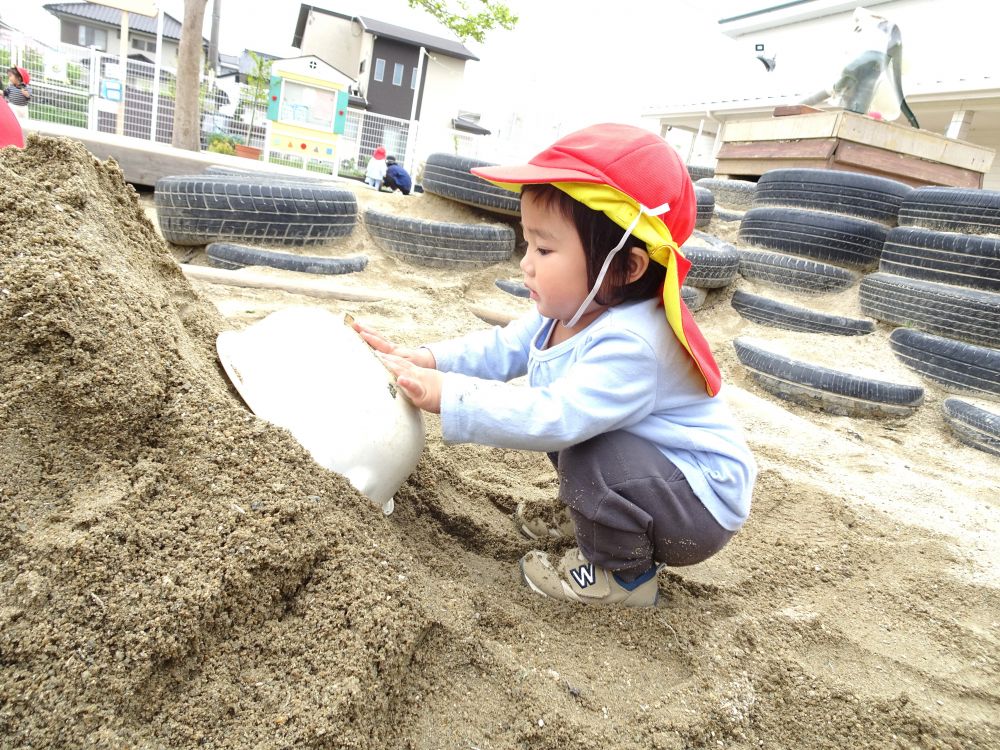 山づくりをしています♪
ボウルをみつけて、山の上から優しくトントン・・・