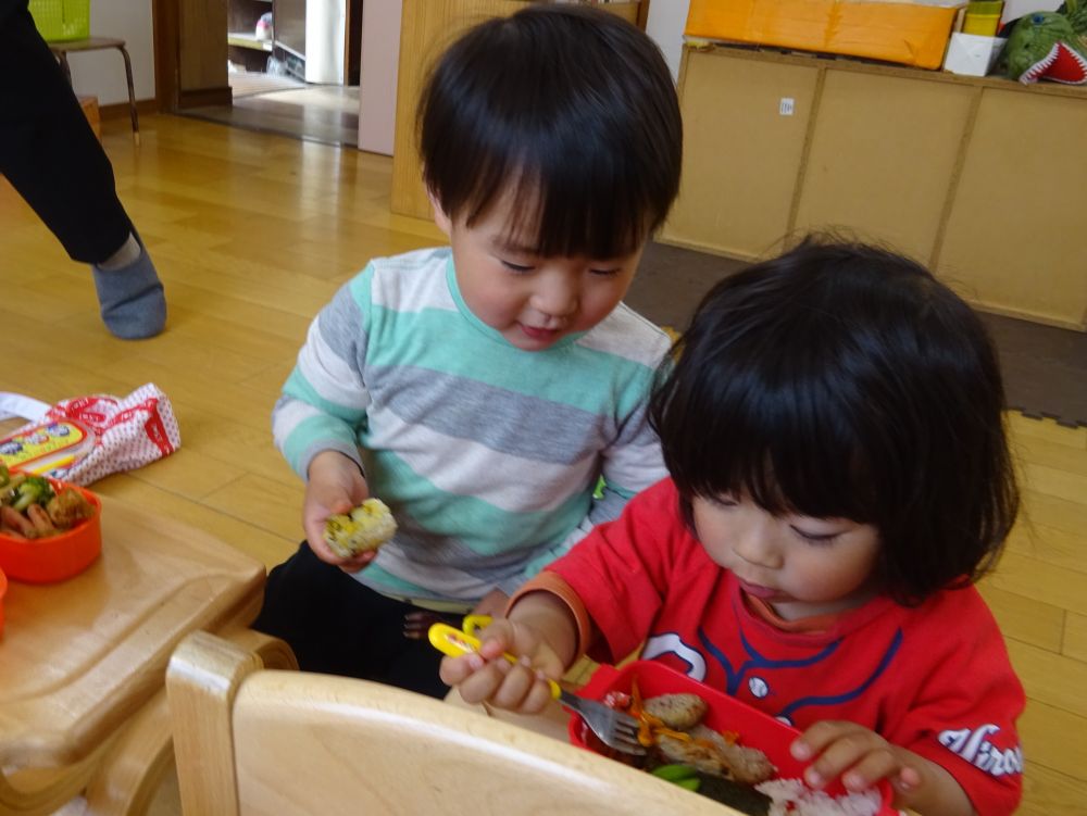 まちに待ったお弁当♡
あけた瞬間みんな笑顔がこぼれて
いただきま～す

おとなりさんのお弁当
ちょいと気になる・・・・