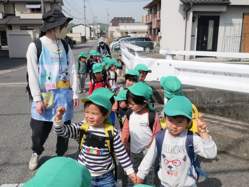 遠足の楽しみの一つでもある
友達と手を繋いで歩くこと
どこへ行くのかな？
友達と一緒だからどこへ行くのも楽しい♡

『今日はたかにし公園に行くんだって』
『前行ったことある所かな？』
表情からワクワクが伝わります

