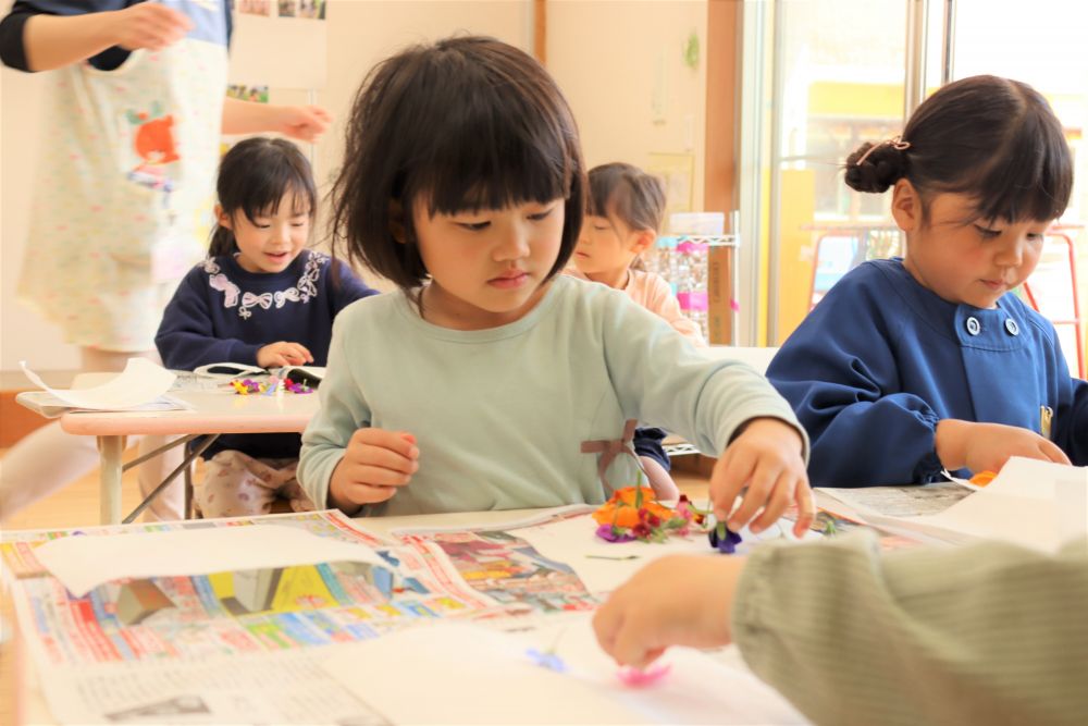 花が大好きな、かおり先生と押し花をしました
キッチンペーパーに好きな花を挟んで作ります
完成をイメージしながら一人ひとりが思い思いに花びらや葉っぱを並べていきます