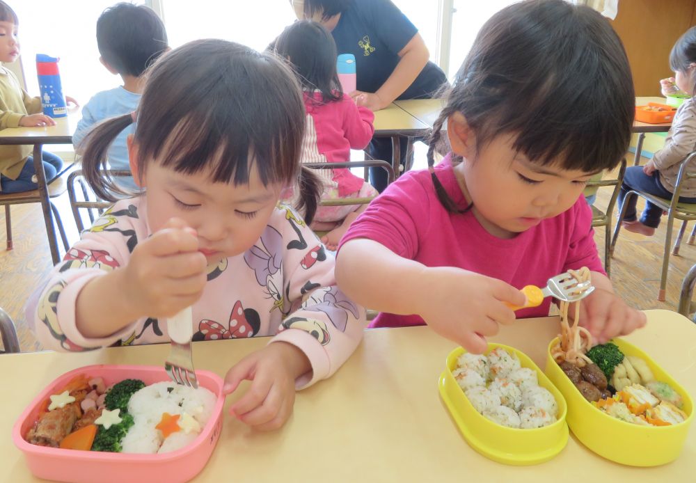 今日は嬉しいお弁当の日。
前日から『ハンバーグがいい！」「からあげ～！」と楽しみにしていた子ども達。
お片付けもいつもよりスピーディーに感じるくらい！？

お弁当箱の蓋を開けて一番にたべるのは・・・好きな物♡