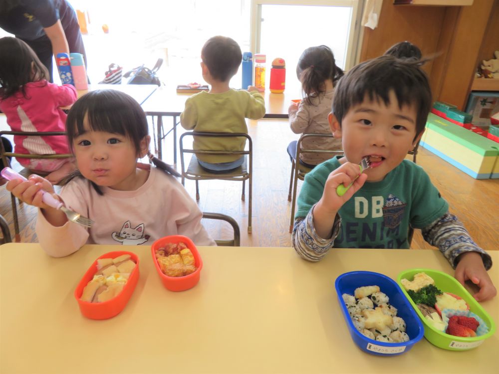 お友達と一緒に食べるお弁当。
嬉しくて楽しくて、笑顔がこぼれちゃうね♪