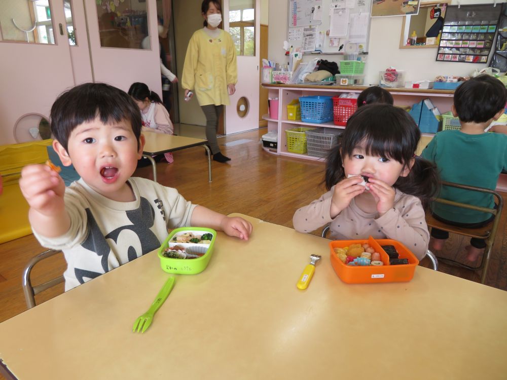 次のお弁当の日は・・・１０月。
今度は、園庭にシートを敷いて、お弁当食べようね！！

お弁当、ありがとうございました。


